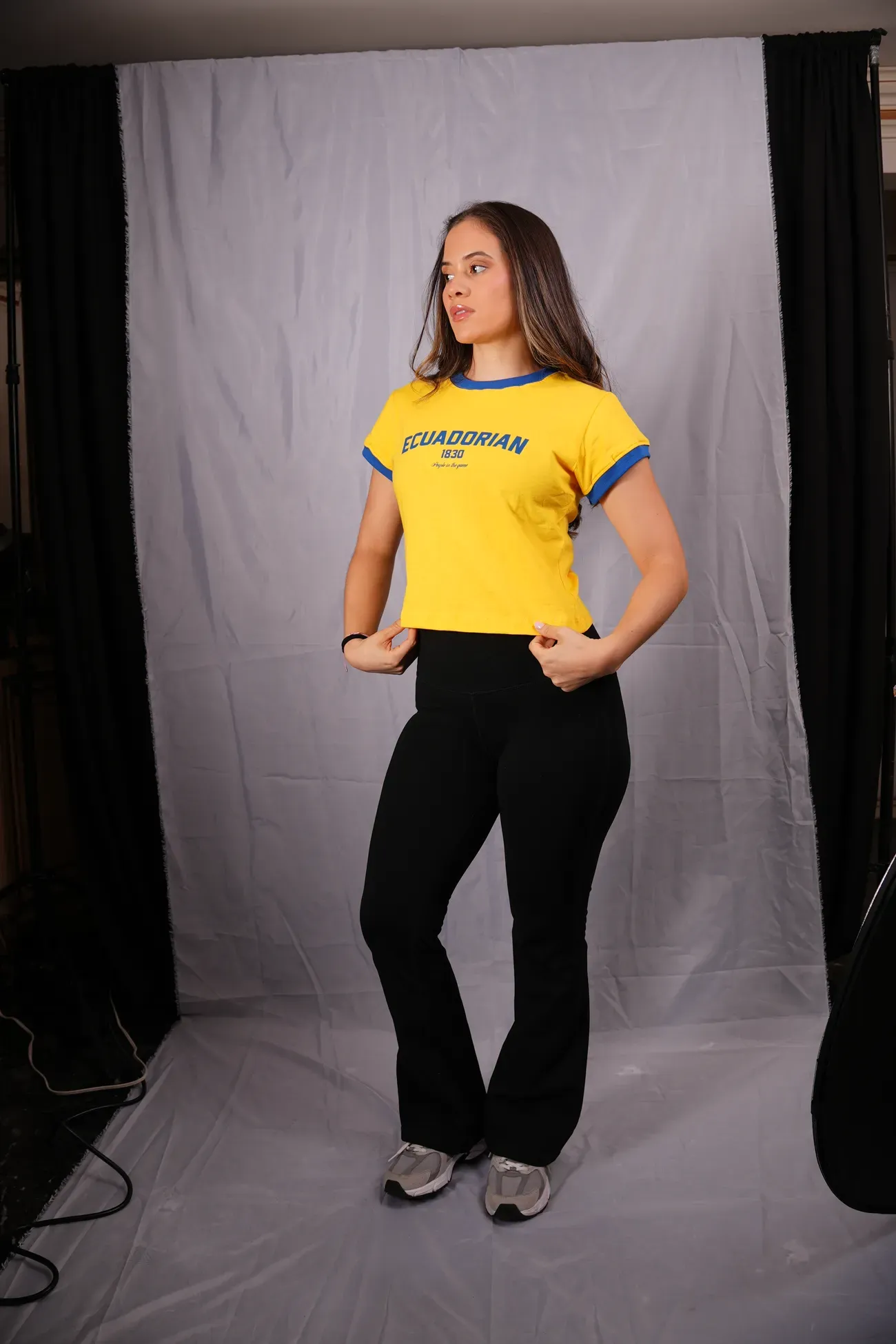 People in the game - baby tee amarilla
